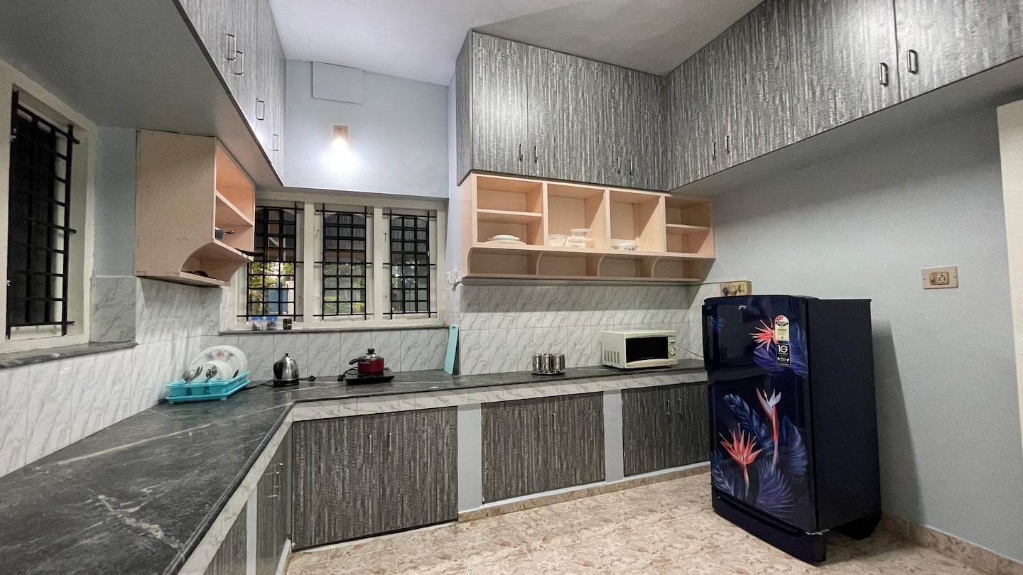 Fully equipped kitchen with refrigerator, microwave and induction stove